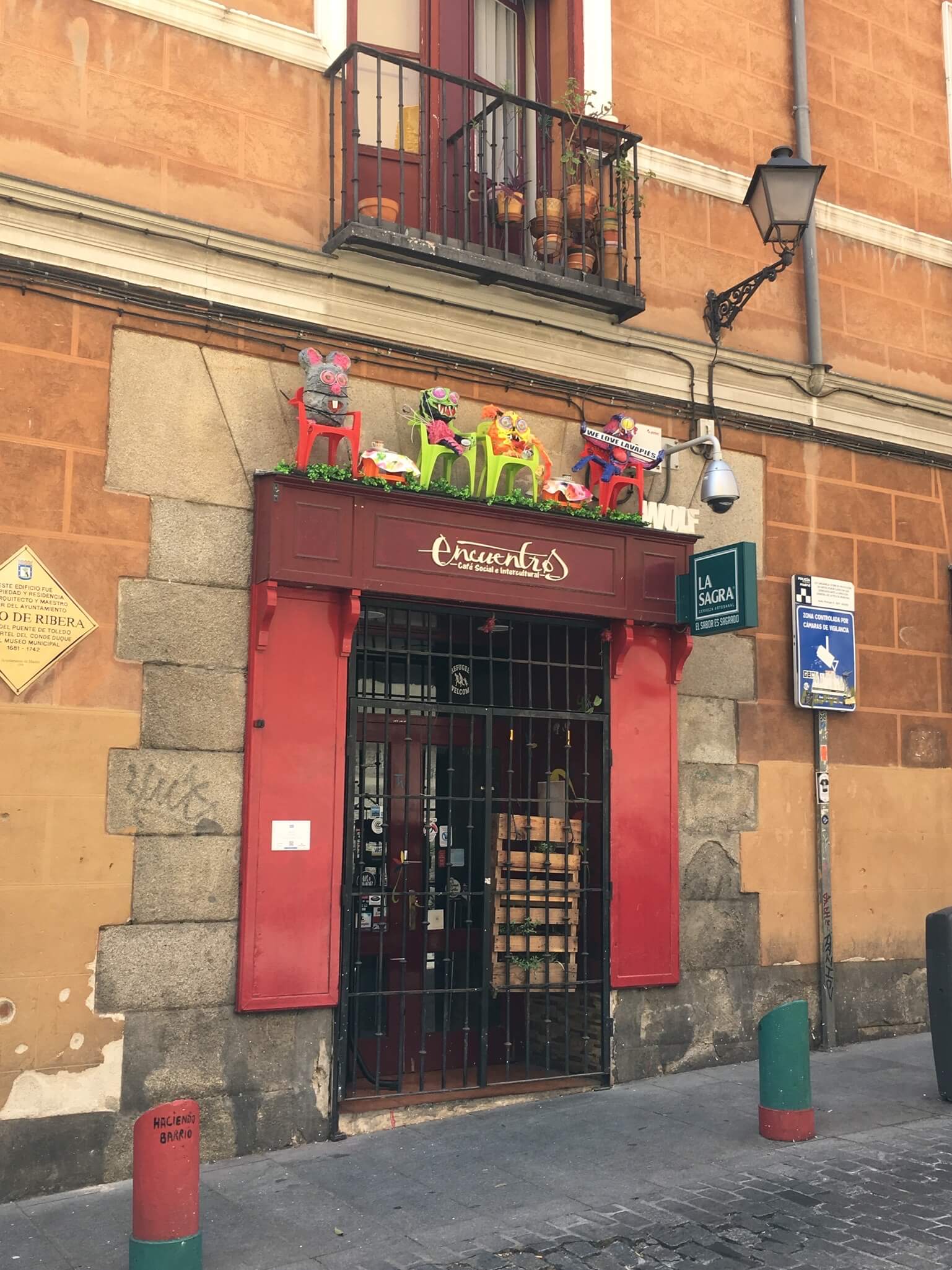 不被框架囚禁的西班牙超飽和色彩美學_隱藏在巷弄的酒吧.jpg