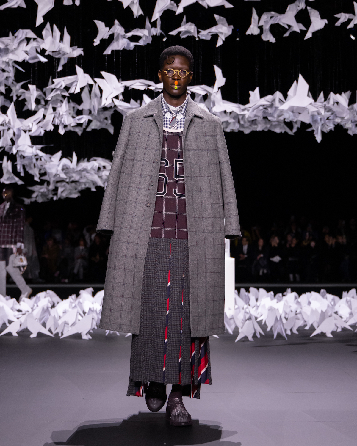 如鳥之歌般甜美！Thom_Browne_2025秋冬系列_用服飾譜寫奇幻鳥群的自由樂章_Thom_Browne_FW25_Show_look_07.JPG