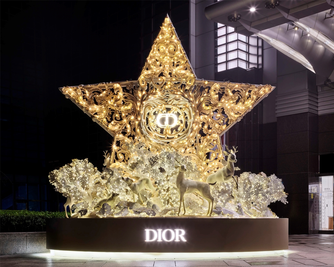 從縷空雕刻到古風手繪！Dior全球聖誕裝飾_你最喜歡哪一個？_1.jpg