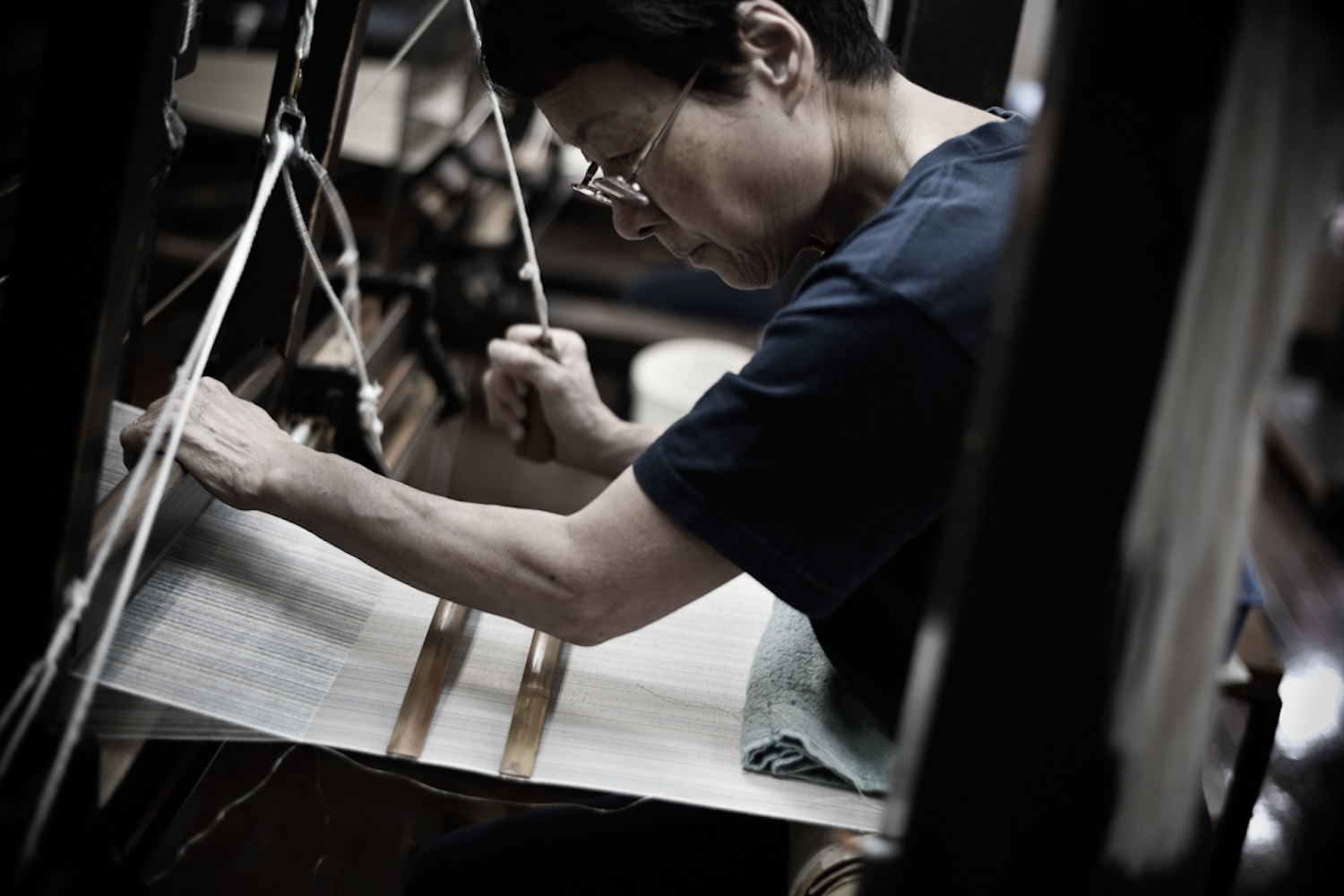 翻轉38公分窄幅限制！日本時裝品牌MIZEN如何以當代版型續寫將逝的和服布料工藝_牛首紬1_手工織布.jpg