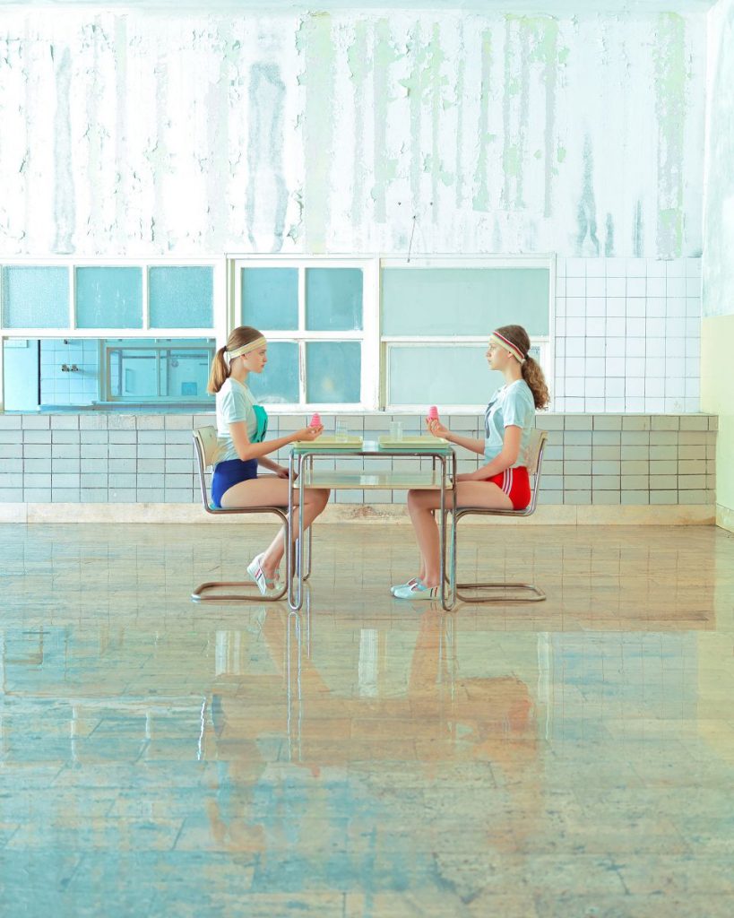 等待盛飯的糖果色泳池少女：斯洛伐克攝影師Maria_Svarbova的瀲灩食堂-02.jpg