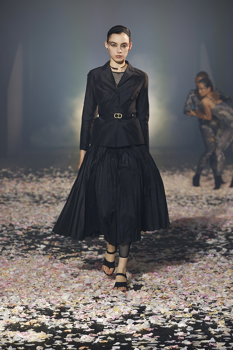 舞出真正的自己！Dior_2019春夏系列結合劇場與走秀_Maria_Grazia_Chiuri：時尚是展現自由的藝術_17.jpg
