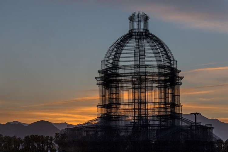 美國加州Coachella音樂節出現「隱形城堡」？義大利藝術家Edoardo_Tresoldi用絲網打造縹緲巴洛克風建築_(3).jpg