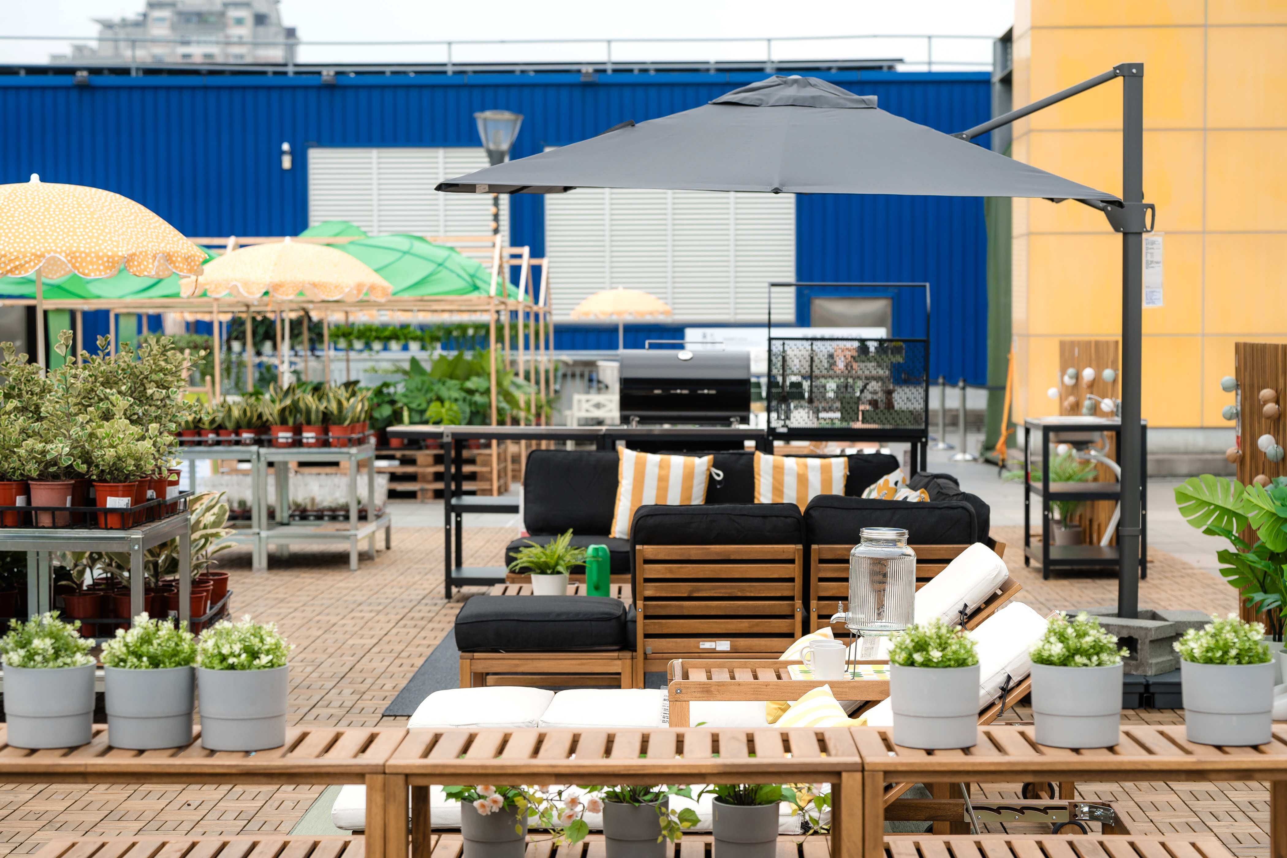 全球首座IKEA空中花園在台中！6獨家拍照打卡點一次看_圖6：療癒綠洲運用NÄMMARÖ系列戶外家具打造，進入綠洲後直接充滿異國度假感！.jpg