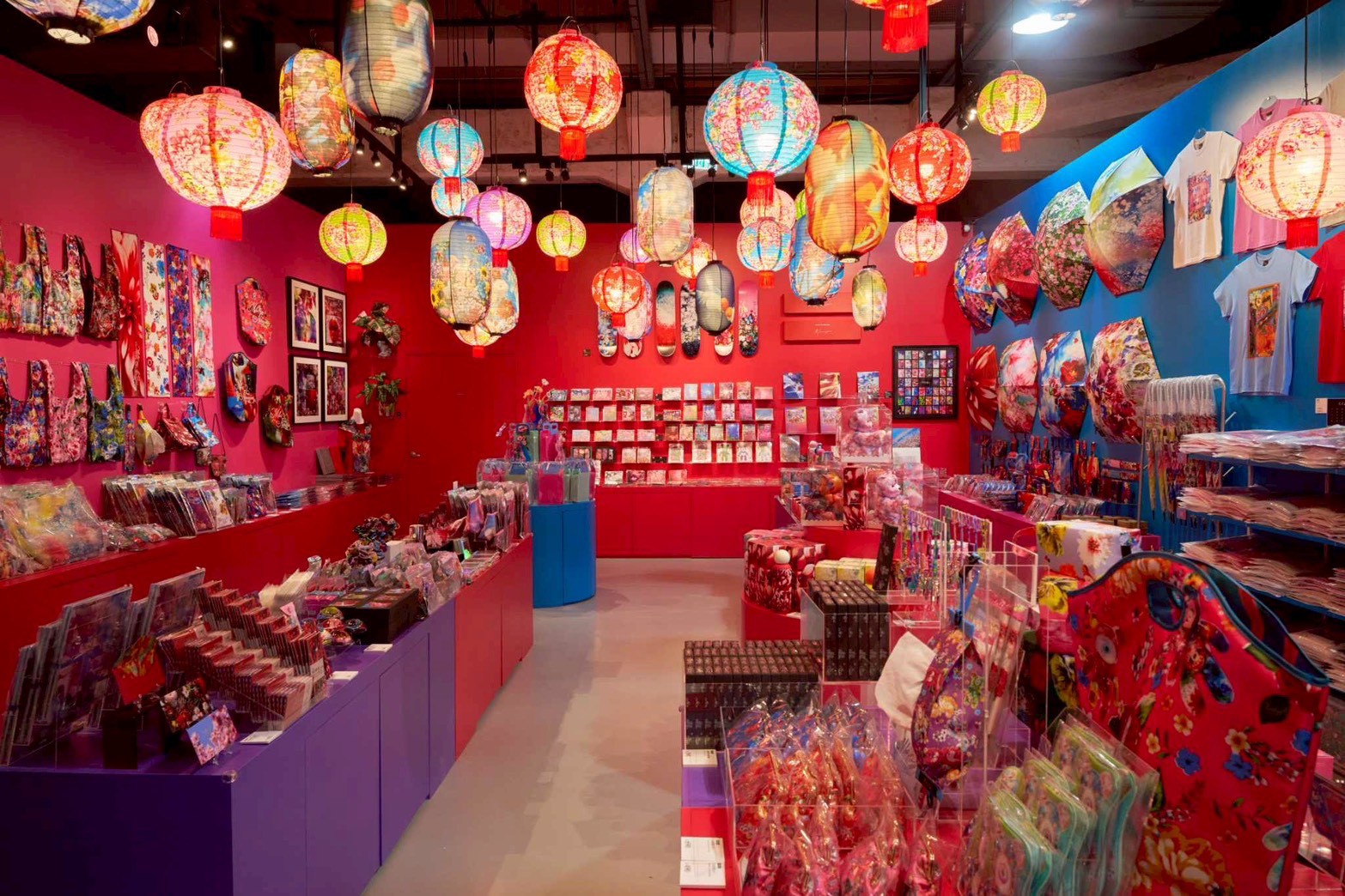 獻給台北的華麗探險！走進蜷川實花的幻色夢境，在光影中找尋自己的故事_15-展覽商店一隅。圖／聯合數位文創提供.jpg