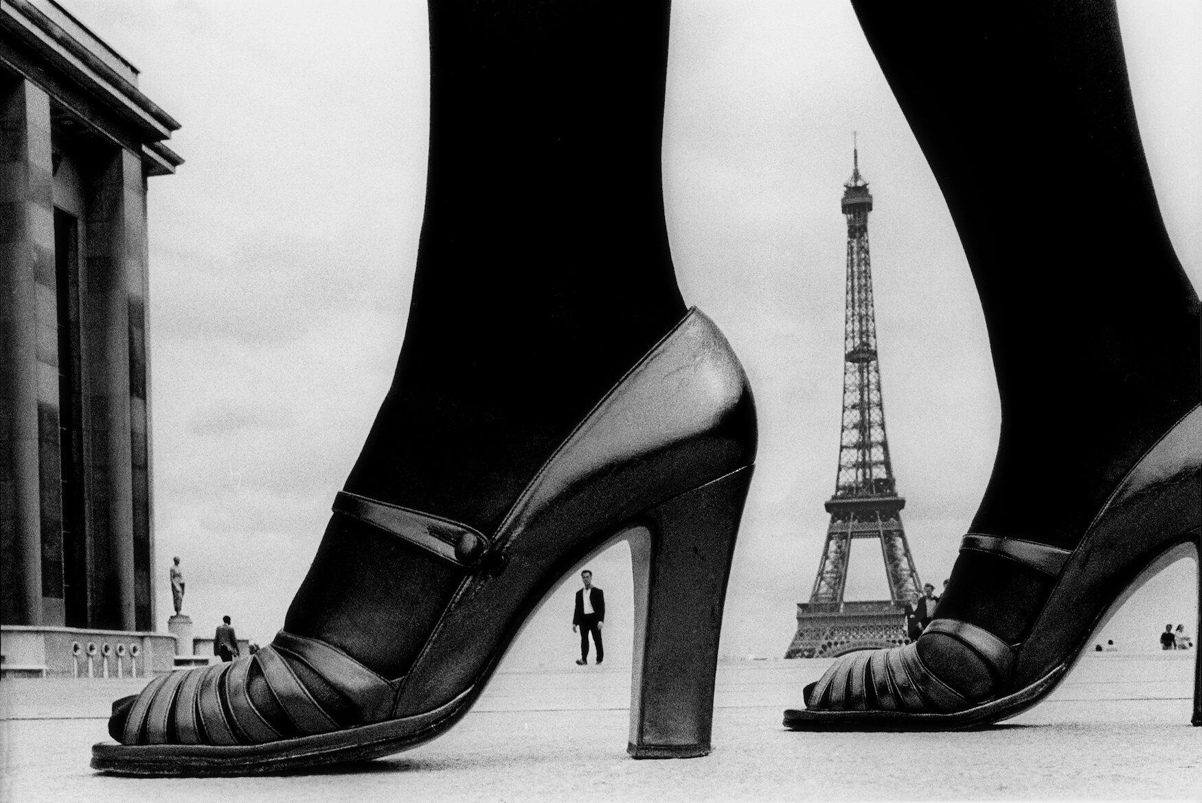 請不要微笑！將時尚帶入現實生活的時尚攝影師Frank_Horvat_【新聞照片6】©FrankHorvat_1974_Paris_for_STERN_shoes_and_Eiffel_Tower.jpg