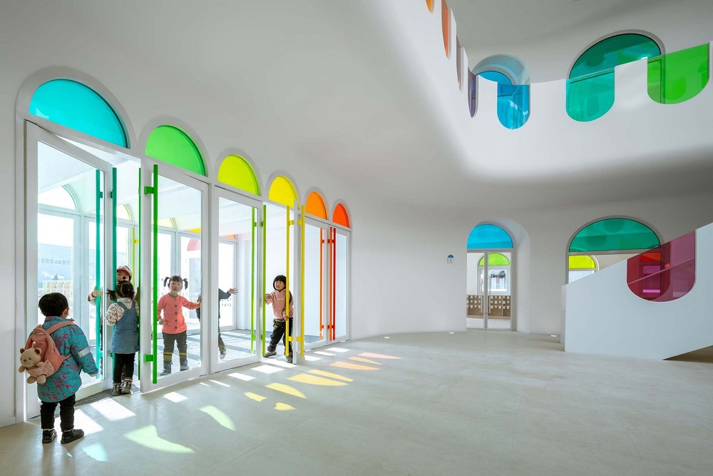 438塊彩色玻璃構成的學習之地！日本SAKO建築打造「養正幼兒園」萬花筒般繽紛校園_(7).jpg