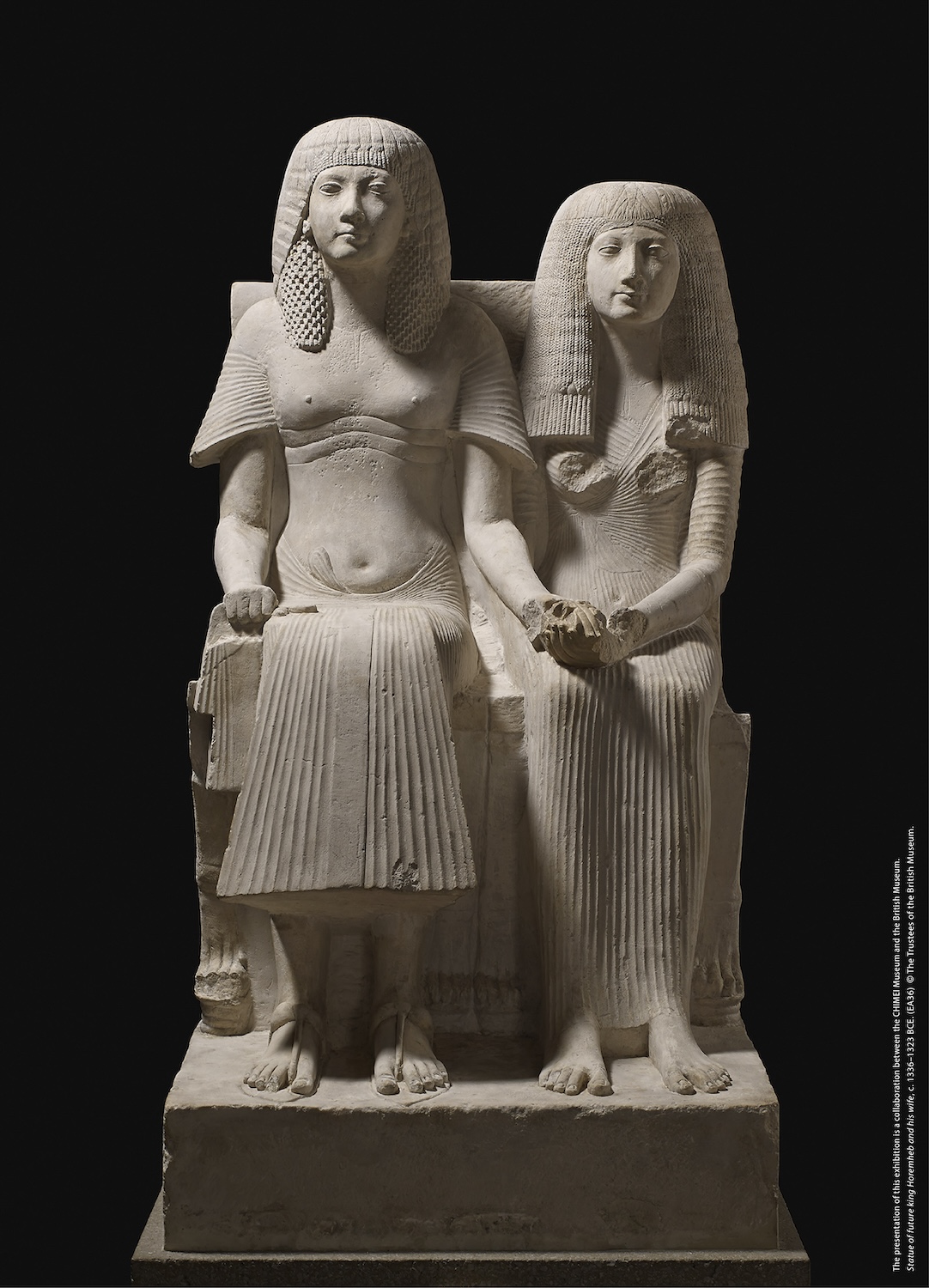 戴著雙冠的凡人與神：大英博物館策展人帶路解構「法老」的身分真相_17_未來的國王霍朗赫布及妻子的雕像，約西元前1336–1323年。（EA36）圖片版權：大英博物館理事會.jpg