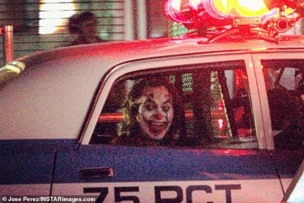 瓦昆菲尼克斯演出全新《小丑》獨立電影片場照_誇張Joker妝容在街頭賣命狂奔！_(14).jpg