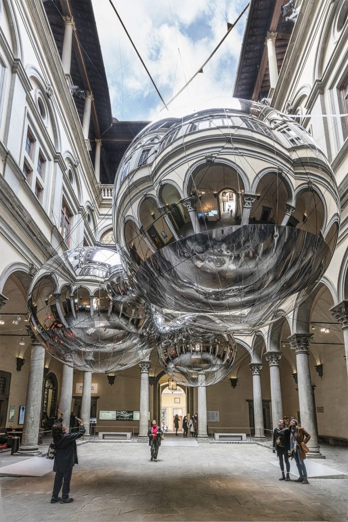 上帝垂憫的淚珠：阿根廷藝術家Tomás_Saraceno，打造清鑠飄浮的宇宙鏡球-07.jpg