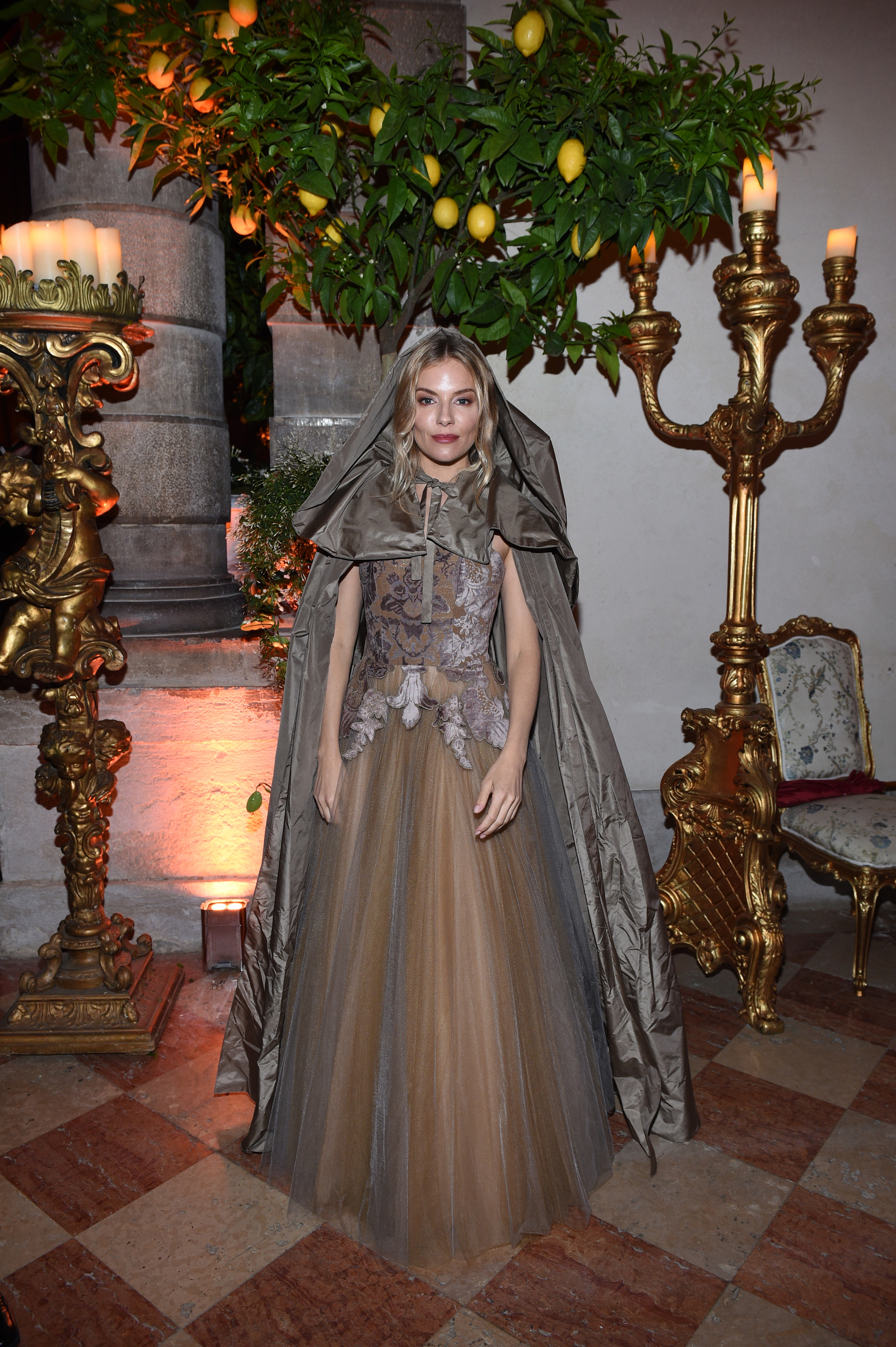 禮服來自19世紀設計！Dior舉辦化妝舞會_威尼斯百年紡織工藝展華麗10.JPG