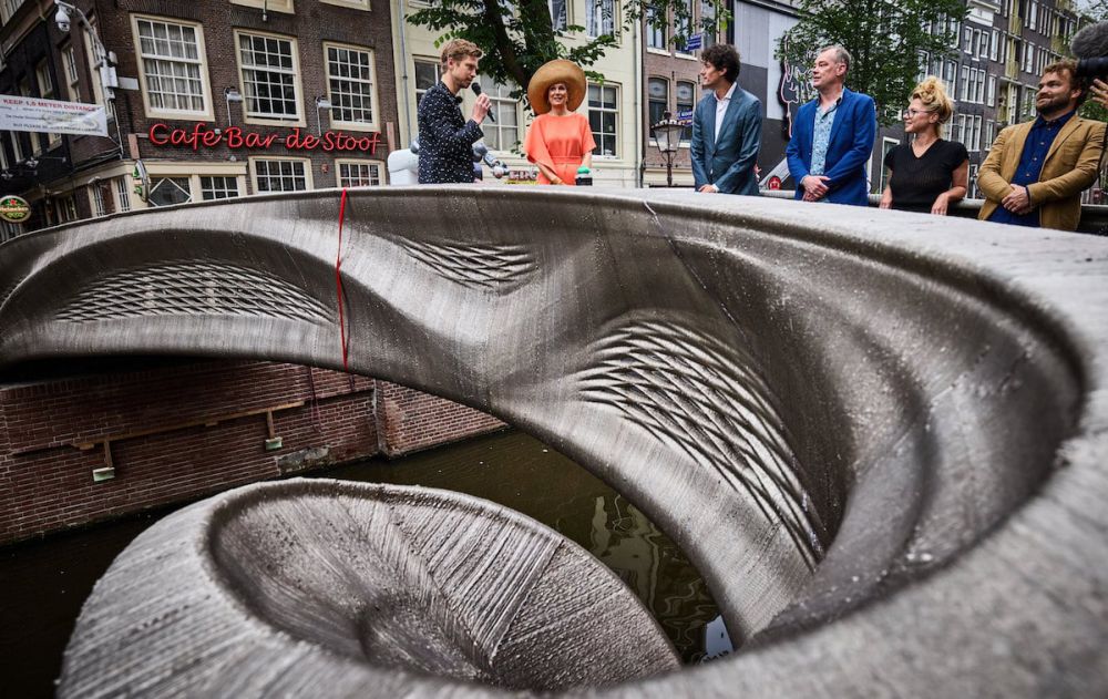 紅燈區新地景_——_世上第一座_3D_打印橋於阿姆斯特丹開通，荷蘭女王也難抵魅力(2).jpg