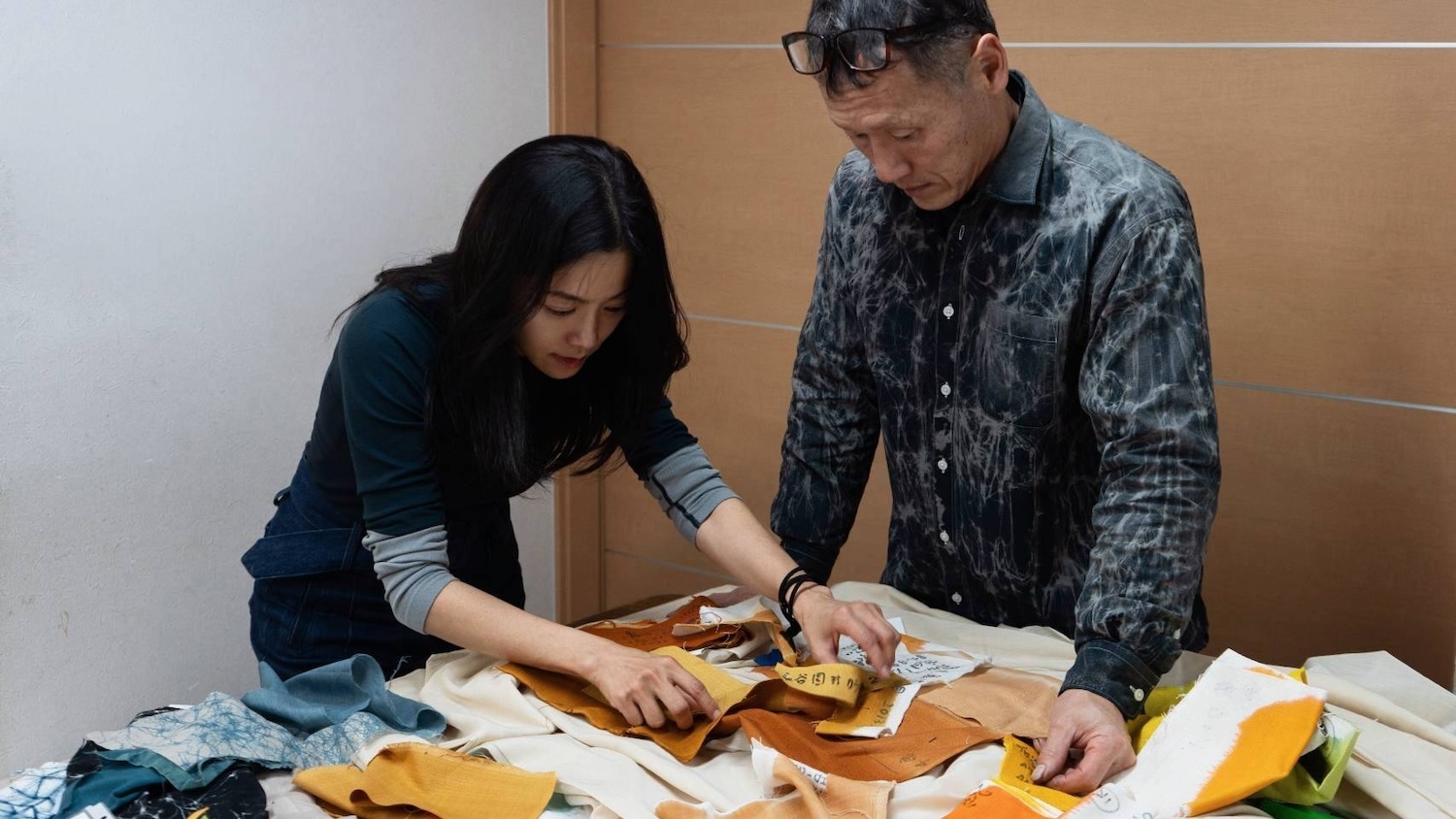 當傳統工藝遇見現代常民：C_JEAN《SA_TA_NA_MA》的跨界實踐_簡君嫄與上林博之討論布料_照片提供Shota_Inoue.jpg