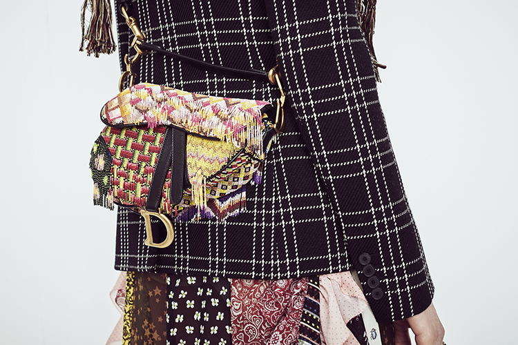 【時尚，原來如此】Dior馬鞍包重磅回歸時尚圈！細數20年歷史與傳承工藝_(3).jpg