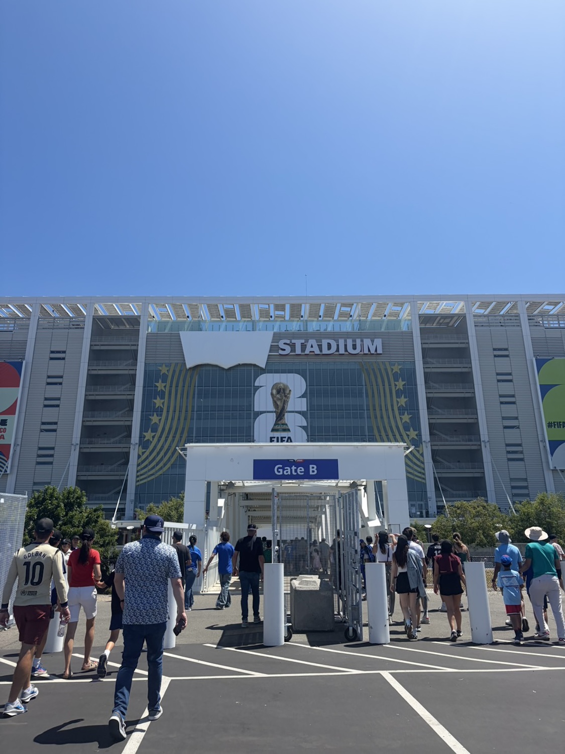 遮得住名字，遮不住經典！Levi’s蝙蝠翼輪廓如何成世界盃賽場焦點_Levi’s®_Stadium上的Levi’s®字樣.jpg