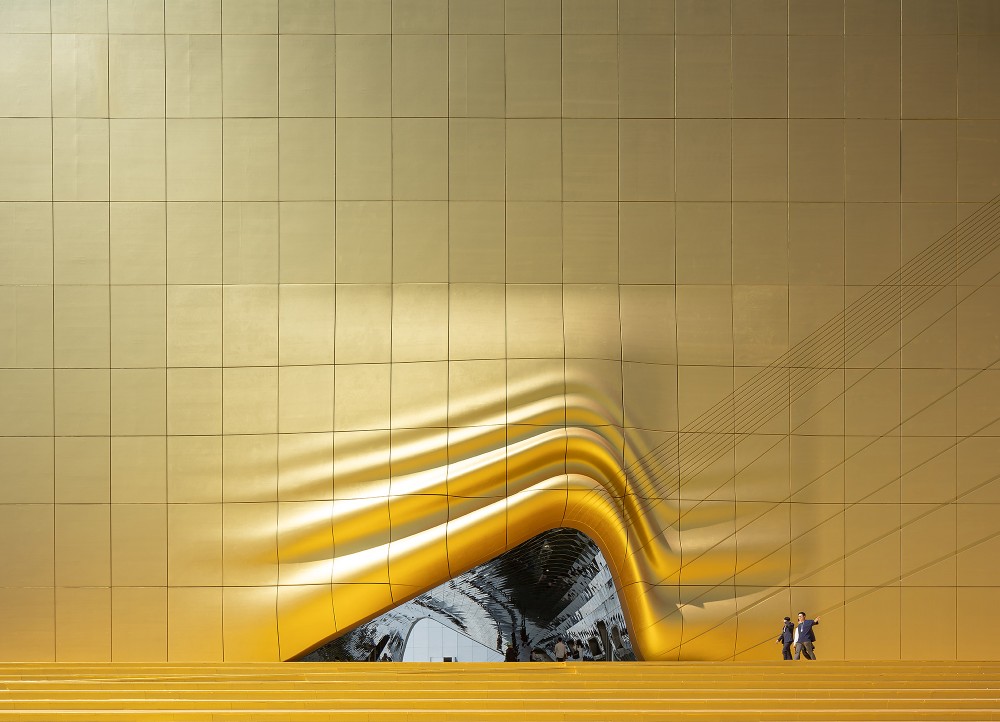 MVRDV浮雕建築新作「拓印」亮相首爾！如劇院布幕掀起金色入口營造奇幻氛圍_(7).jpg