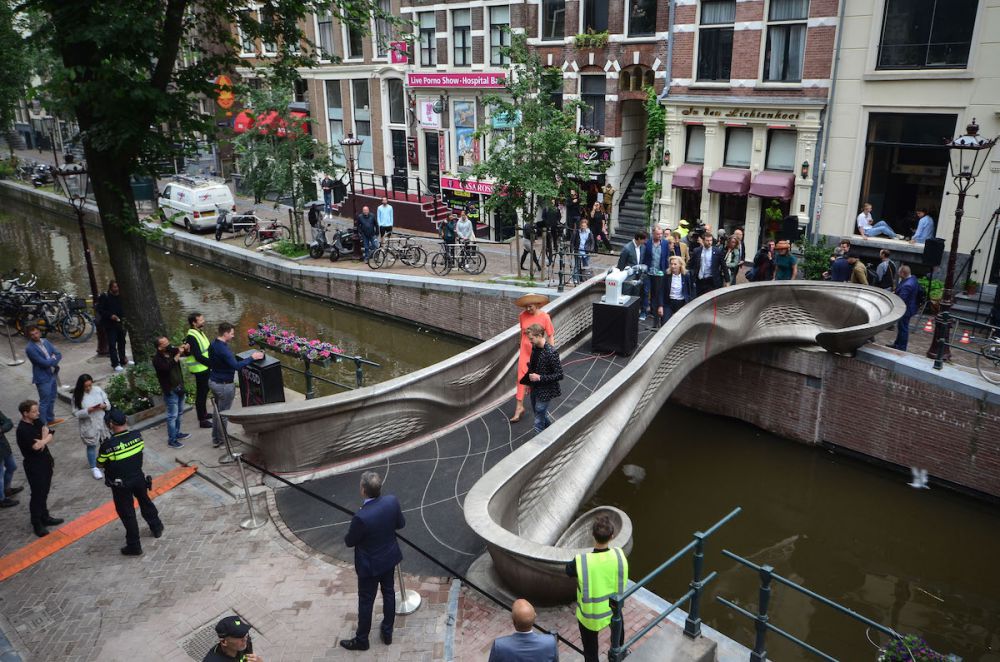 紅燈區新地景_——_世上第一座_3D_打印橋於阿姆斯特丹開通，荷蘭女王也難抵魅力(4).jpg