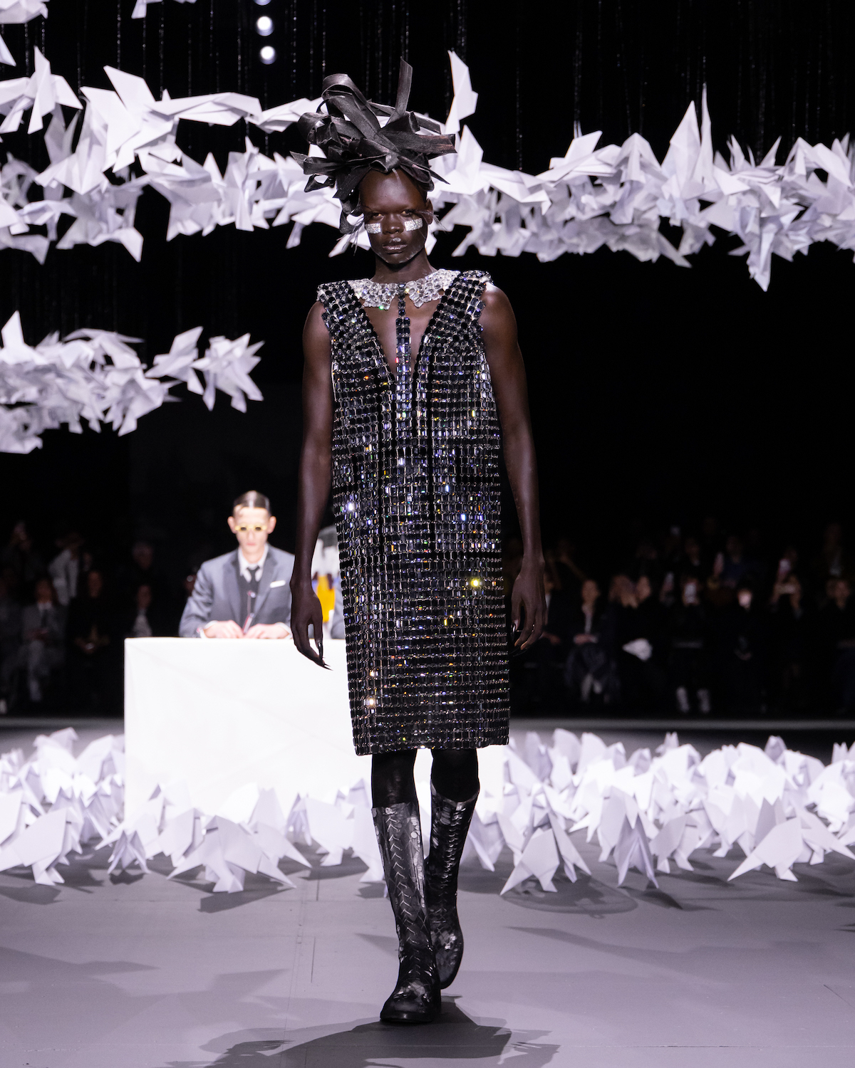 如鳥之歌般甜美！Thom_Browne_2025秋冬系列_用服飾譜寫奇幻鳥群的自由樂章_Thom_Browne_FW25_Show_look_62.JPG