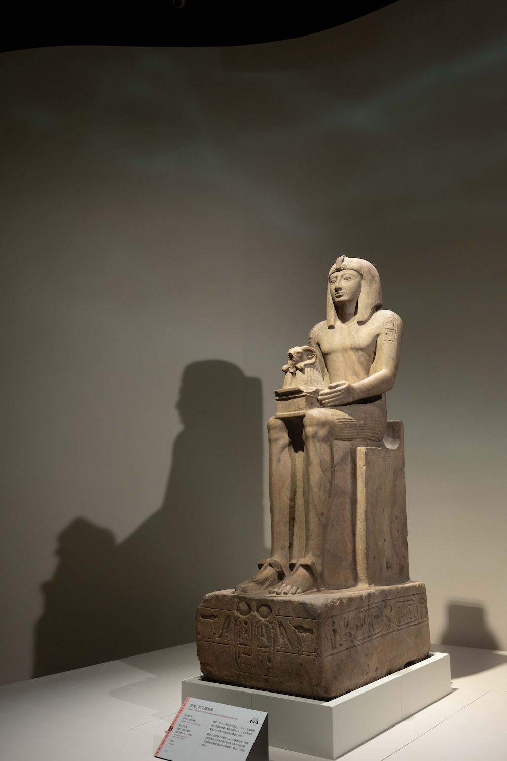 戴著雙冠的凡人與神：大英博物館策展人帶路解構「法老」的身分真相_第一單元「埃及：法老的國度」，展品〈塞提二世王權坐像〉。圖：奇美博物館提供_(3).jpg