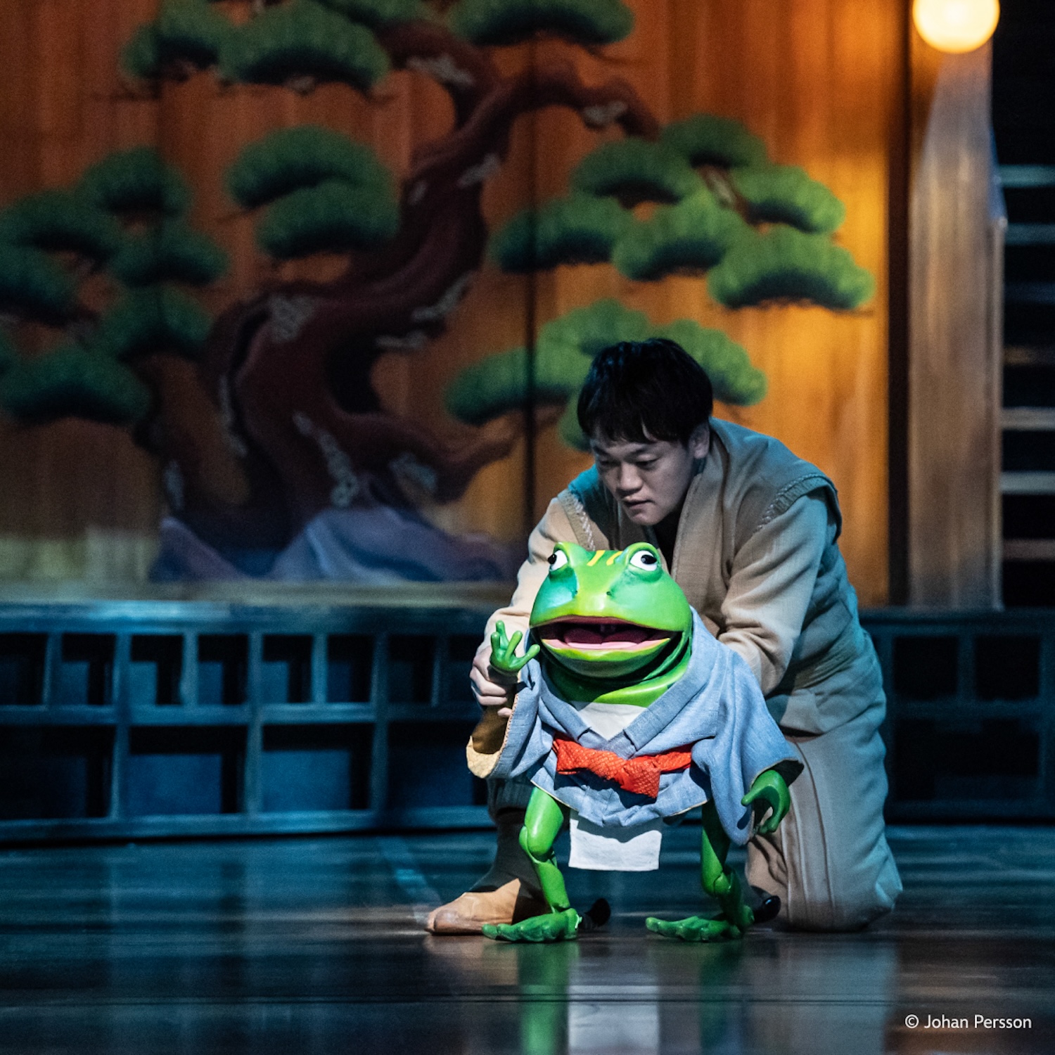 重構銀幕記憶的劇場魔法：宮﨑駿經典《神隱少女》舞台劇首度登台_《神隱少女》舞台劇以超高還原度重現經典場景4。圖東寶演劇部提供.jpg