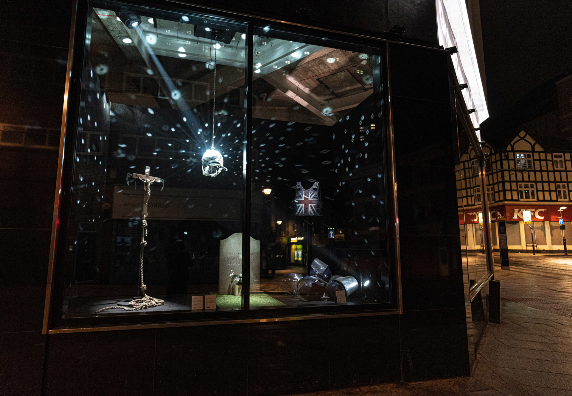 Banksy被迫開設快閃店「GDP」？倫敦打造24小時永不開門店面全為捍衛自身商標(6).jpg