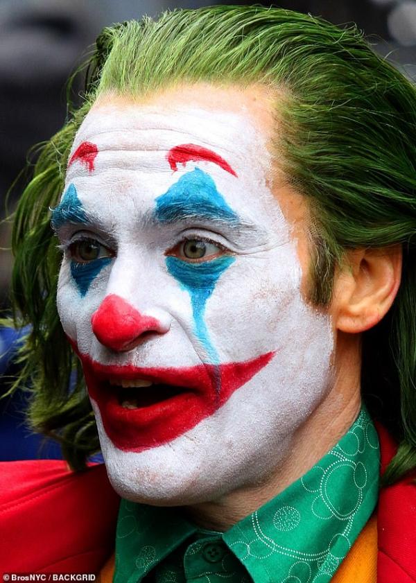 瓦昆菲尼克斯演出全新《小丑》獨立電影片場照_誇張Joker妝容在街頭賣命狂奔！_(5).jpg