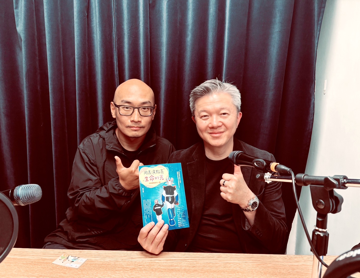 20250404_《威～連你也Podcast了！》S16E11：曲智鑛以文字記錄何歡劇團「用表演點亮生命的光」這段不計付出愛的歷程(1).jpg