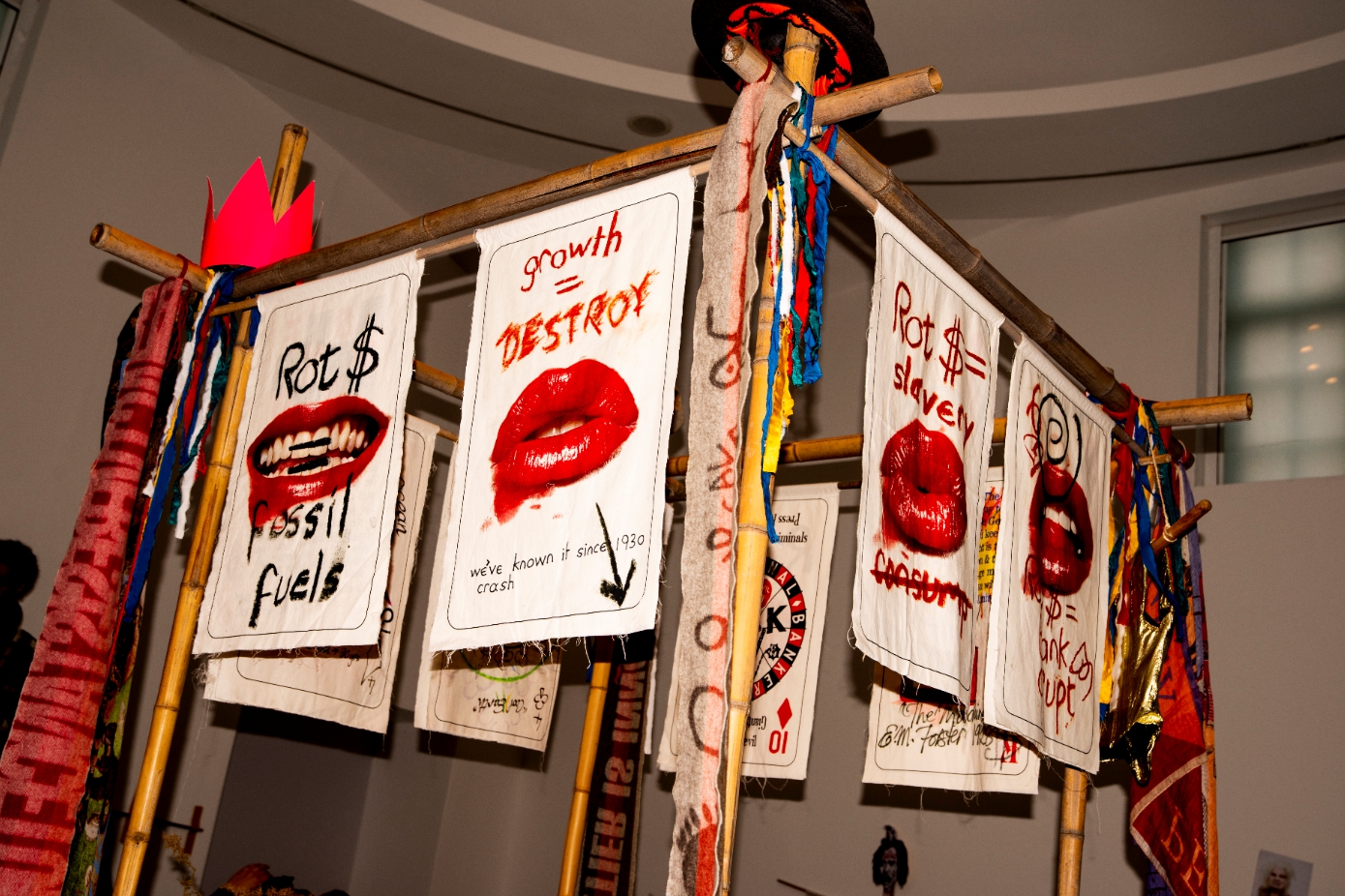 不只是設計師，也是行動主義者！Vivienne_Westwood化時裝秀為示威_為維基解密創辦人發聲2.JPG