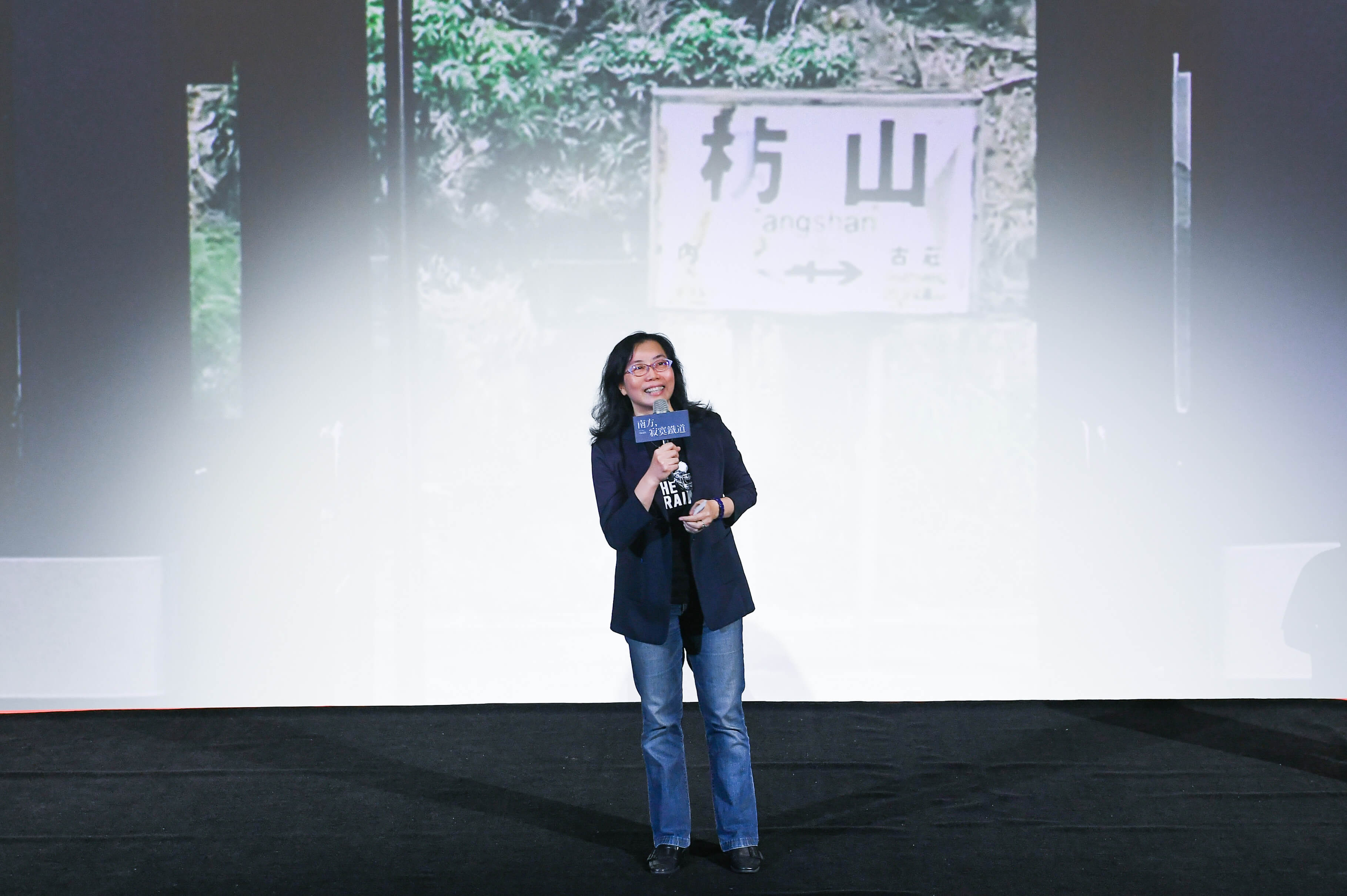已絕跡的最美鐵道風景！金獎導演挖掘台灣人成長共同記憶_耗時六年打造全台首部鐵道紀錄電影_《南方，寂寞鐵道》導演蕭菊貞認為火車是見證時代與庶民生活的重要元素，她說：「過去太多人只把鐵道或火車當交通工具，我覺得這是很可惜的。」__牽猴子提供.jpg