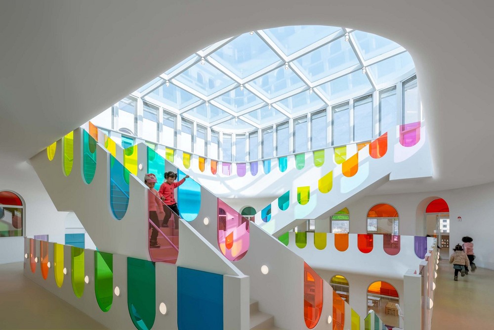 438塊彩色玻璃構成的學習之地！日本SAKO建築打造「養正幼兒園」萬花筒般繽紛校園_(9).jpg