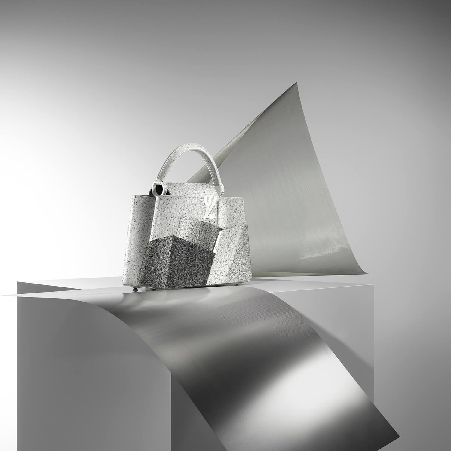 Louis_Vuitton_×_Frank_Gehry限量版手袋系列_呈現建築大師最狂野的夢想_CAPUCINES_MM_CONCRETE_POCKETS_Philippe_Lacombe.jpg