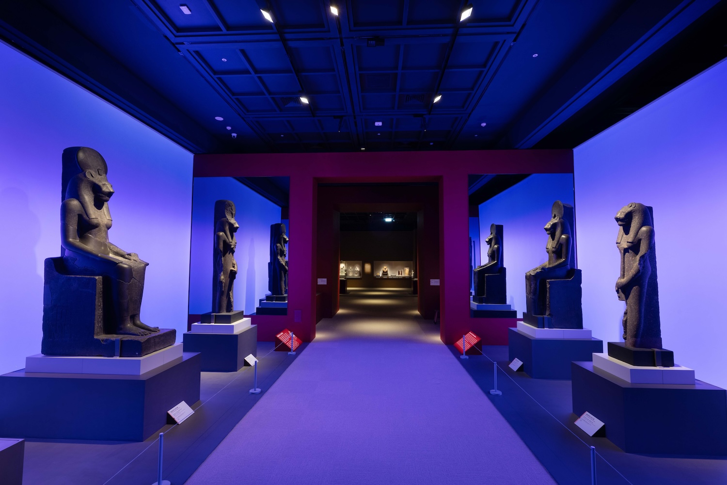 從尼羅河水聲到1:1金字塔！解構《埃及之王：法老》虛實交織的王權敘事_「身為大祭司的王」設計汲取古埃及神廟的「空間序列」為靈感，展現古埃及崇尚的對稱美學。圖奇美博物館提供.jpg