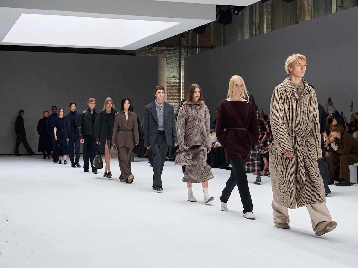 COS_2025秋冬系列回歸紐約：極簡工藝與靜謐力量的交織_COS_AW25_FINALE_13.jpg