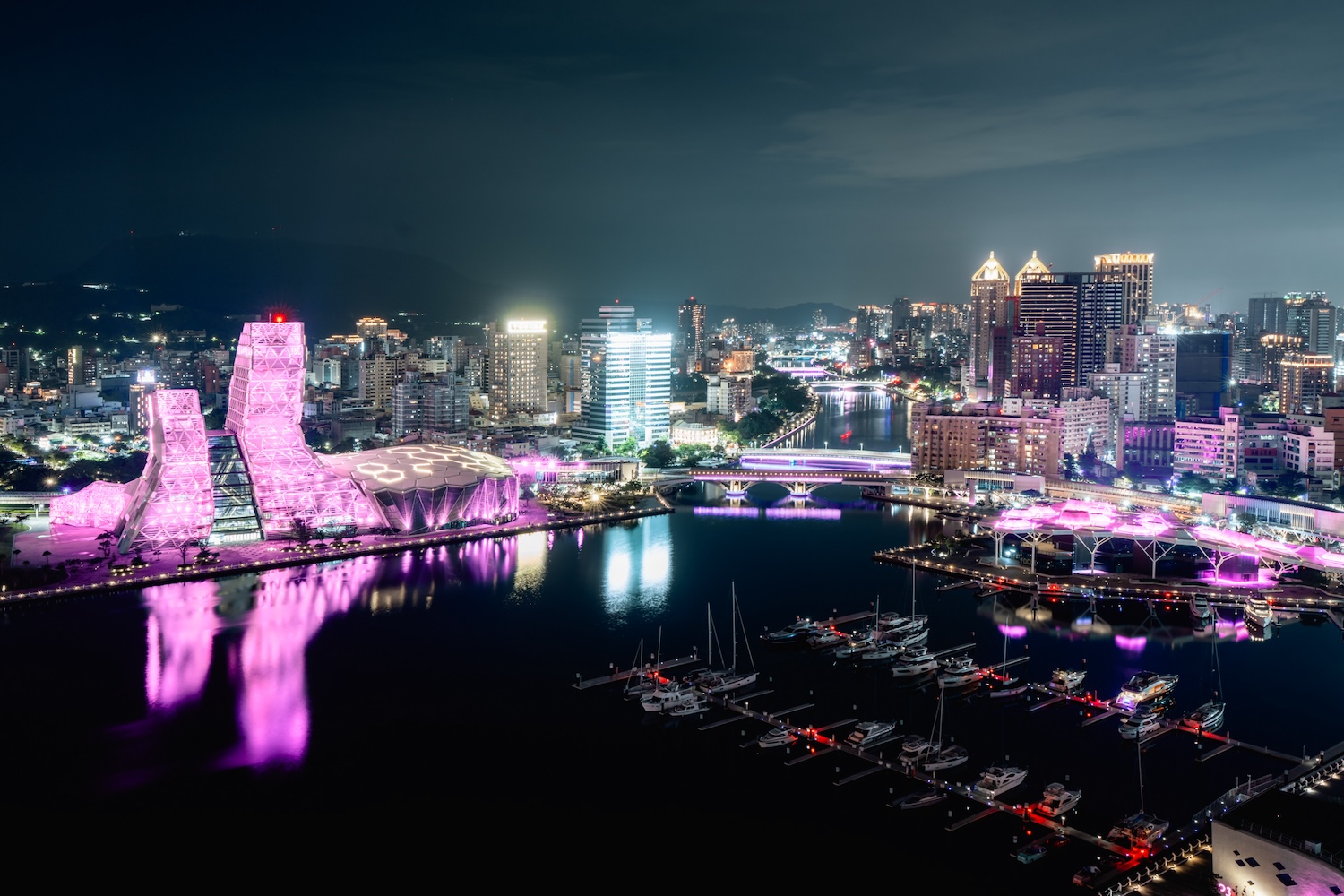 「兩個Logo會同框」的感動！BLACKPINK點燃的臺灣城市協作火花_LIGHT_UP_高雄_IN_PINK_-_高雄流行音樂中心_大港橋.jpg