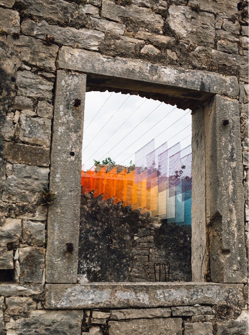 愛奧尼亞海上古蹟大變身！德國藝術家為希臘海島400年廢墟披上彩虹織料！_(5)_2.jpg