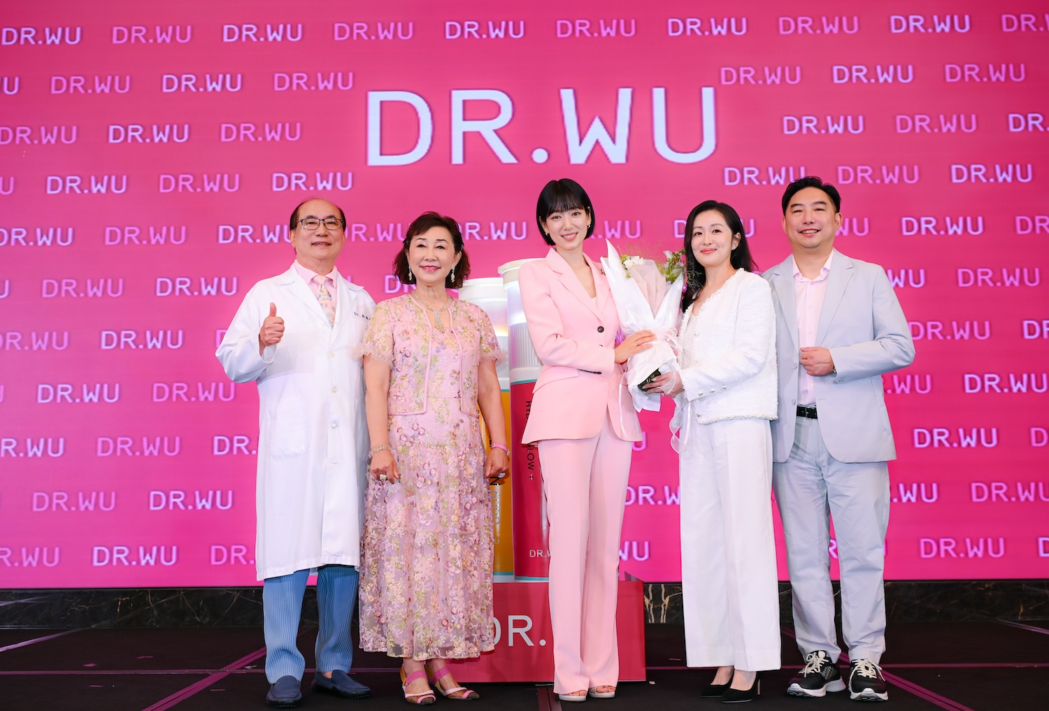 朴信惠的美麗進化論：簡約保養與內在光芒_董事長夫人獻花給朴信惠，增添溫馨氛圍。.jpg