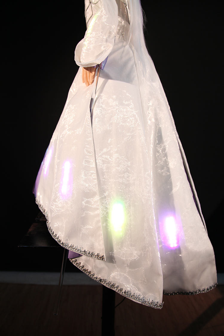 素還真變身《駭客任務》？台灣設計師汪俐伶用超薄LED面料打造科幻時裝_(9).JPG