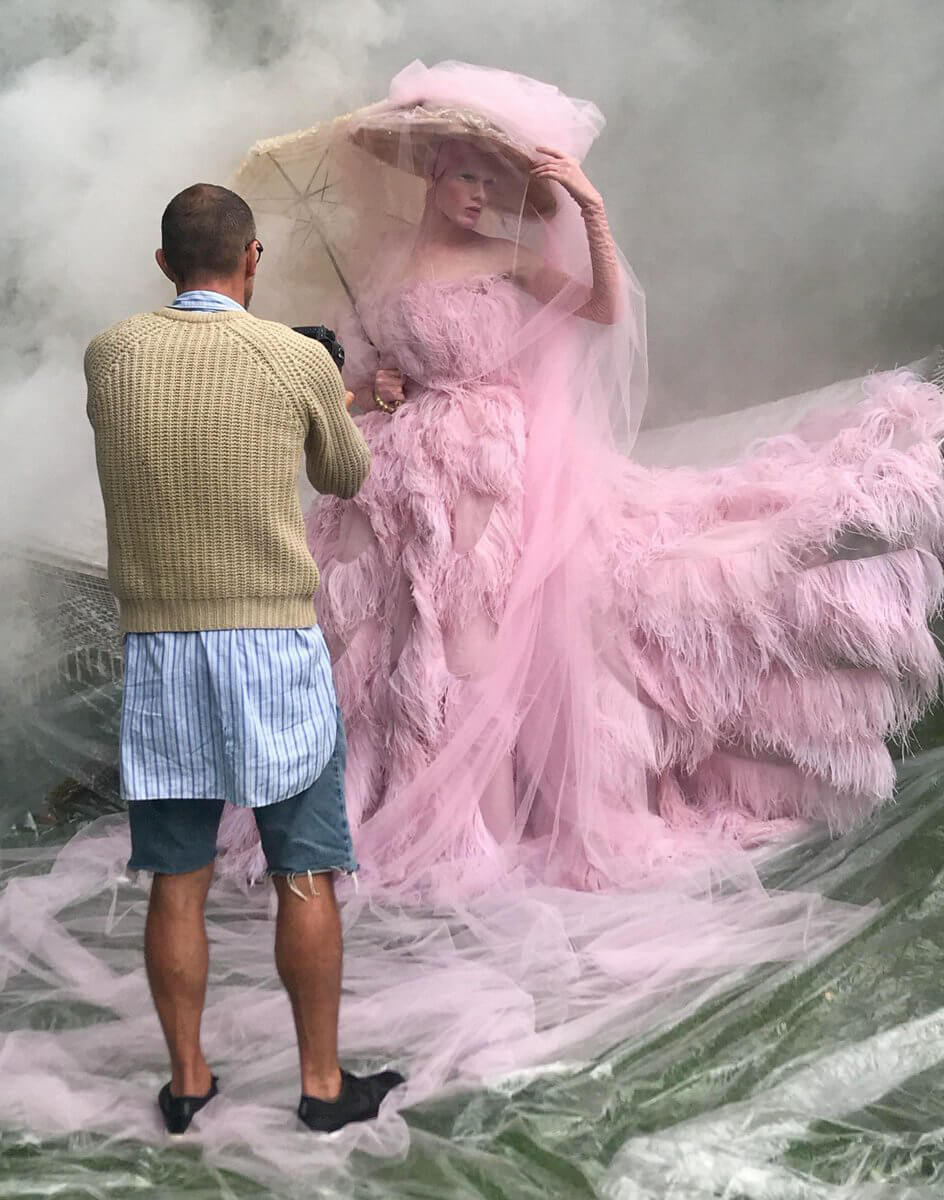 蒂姆．沃克拍攝詹姆士．克魯；時裝：Maison_Valentino；多塞特郡2018。圖片來源：Lucy_Bridge.jpg