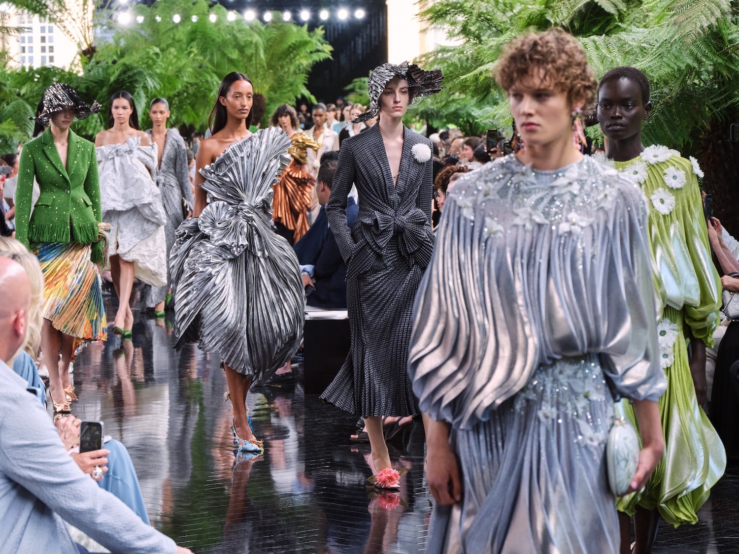 Jonathan_Anderson_的時尚實驗室：Dior_如何用鐵絲網與黏土顛覆服裝的雕塑語彙，挑戰工藝極限_FINALE_©_ADRIEN_DIRAND1.jpg